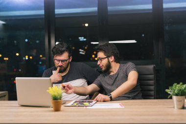 iş arkadaşları, fazla çalışma, son tarih ve insan kavramı - ofiste gece geç saatlerde çalışma