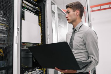 Genç adam Server supercomputer içinde veri merkezi ile çalışırken kabine telleri bağlarken