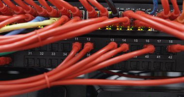 Fiber optik teknoloji sunucu odası sunucuları ile