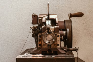 Retro dikiş makinesi, el sanatları için eski araçları