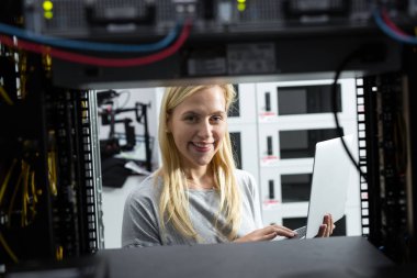 Teknisyen muayene Server'da sunucu odası