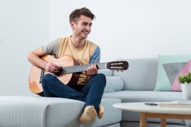 akustik gitar çalmaya yakışıklı genç
