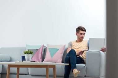 Yeni bir daireye hareketli neşeli genç adam. 