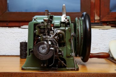Retro dikiş makinesi, el sanatları için eski araçları