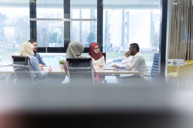 Alan coworking içinde onların girişim üzerinde çalışma başlangıç girişimciler