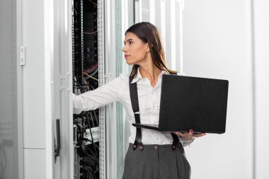 Teknisyen muayene Server'da sunucu odası