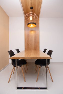 Ahşap malzemeler ile parlak geniş yemek odası