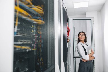 Teknisyen muayene Server'da sunucu odası