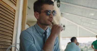 Kafede oturan genç beyaz iş adamı