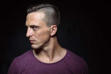 Studio, katı poz ve yüz ifadesi tek yakışıklı kaslı beyaz adam vurdu