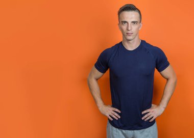 Studio, katı poz ve yüz ifadesi tek yakışıklı kaslı beyaz adam vurdu