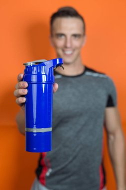 kaslı adam eğitim kapsayıcı tutan takviyeleri