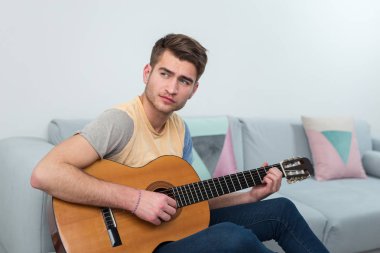 akustik gitar çalmaya yakışıklı genç