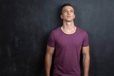 Studio, katı poz ve yüz ifadesi tek yakışıklı kaslı beyaz adam vurdu