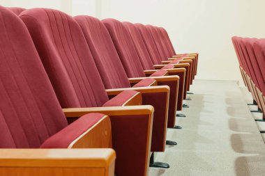 Büyük boş konferans salonunun kırmızı sandalye ile.