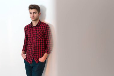 Ekose gömlekli büyüleyici bir sakallı adam portresi