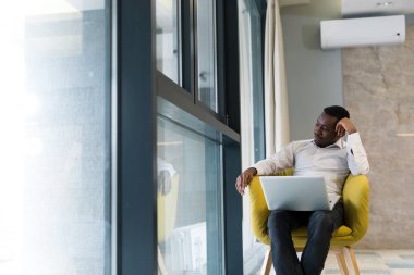 Yakışıklı Afrikalı-Amerikalı iş adamı office çalışma