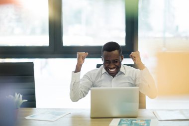 Yakışıklı Afrikalı-Amerikalı iş adamı office çalışma
