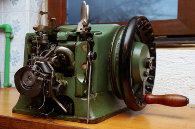 Retro dikiş makinesi, el sanatları için eski araçları