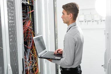 Genç adam Server supercomputer içinde veri merkezi ile çalışırken kabine telleri bağlarken