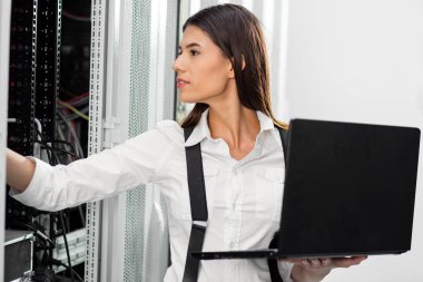 Teknisyen muayene Server'da sunucu odası