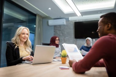 Başarılı iş adamları bir bilgisayar kullanmanız ve gece geç saatte ofiste çalışırken gülümseyen
