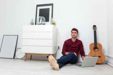 Ciddi genç girişimci iş evden çalışan