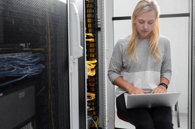 Teknisyen muayene Server'da sunucu odası