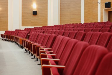 Büyük boş konferans salonunun kırmızı sandalye ile.