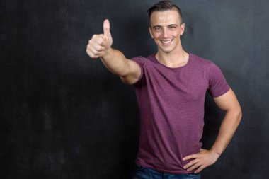 Studio, katı poz ve yüz ifadesi tek yakışıklı kaslı beyaz adam vurdu