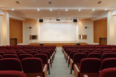 Büyük boş konferans salonunun kırmızı sandalye ile.