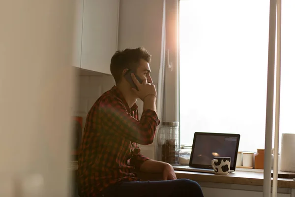 Mutlu dalgın genç işadamı evde portresi