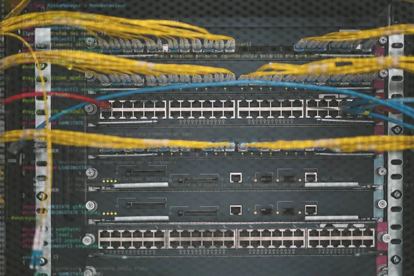 ネットワークスイッチとイーサネットケーブル データセンターのコンセプト — ストック写真