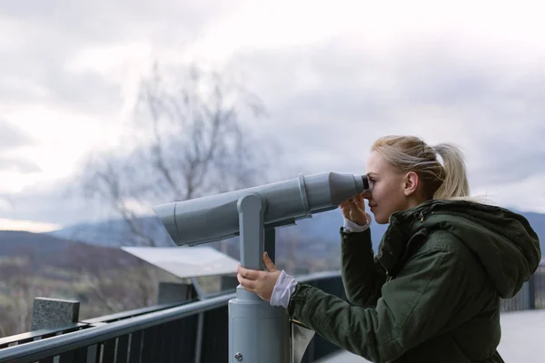 Young Woman Looking Sightseeing Binoculars — Stock Photo, Image