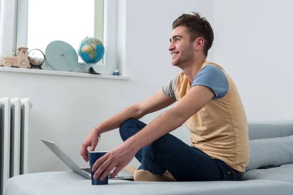 Bonito Jovem Homem Negócios Sorrindo Trabalhando Casa Com Laptop — Fotografia de Stock