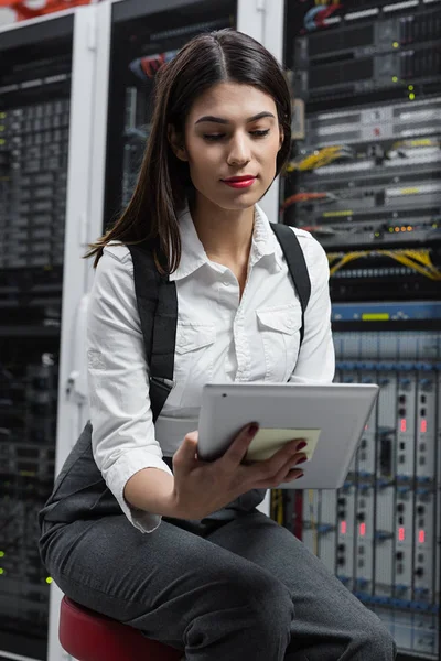 Tecnico Apecialista Donna Utilizzando Computer Portatile Durante Analisi Del Server — Foto Stock