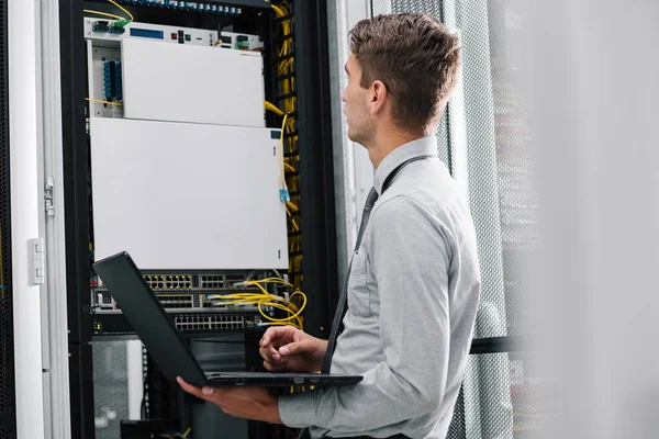 Junger Mann Verbindet Drähte Serverschrank Während Mit Supercomputer Rechenzentrum Arbeitet — Stockfoto