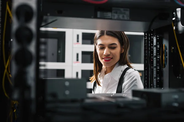 Tekniker Apecialist Kvinde Ved Hjælp Bærbar Computer Mens Analysere Server - Stock-foto