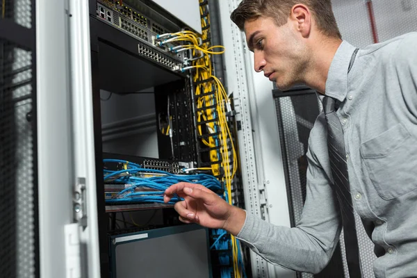 Junger Mann Verbindet Drähte Serverschrank Während Mit Supercomputer Rechenzentrum Arbeitet — Stockfoto