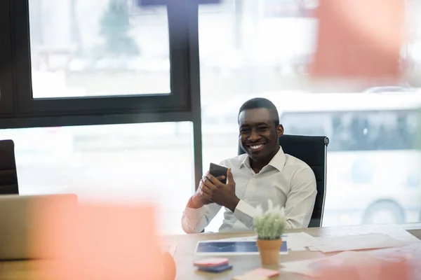 オフィスの作業でハンサムなアフリカ系アメリカ人実業家 — ストック写真