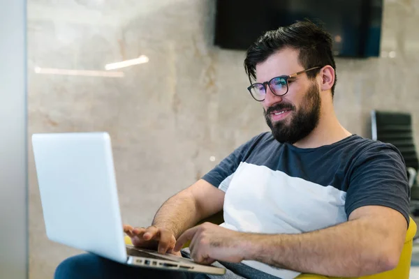 Homem Barbudo Tshirt Usando Óculos Olho Usando Laptop Escritório Moderno — Fotografia de Stock