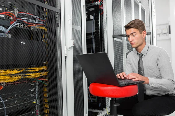 男性的服务器工程师工作笔记本 在大型数据中心 — 图库照片