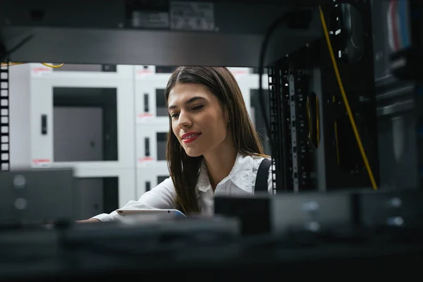 Técnica Apecialista Mujer Utilizando Ordenador Portátil Analizar Servidor Sala Servidores — Foto de Stock