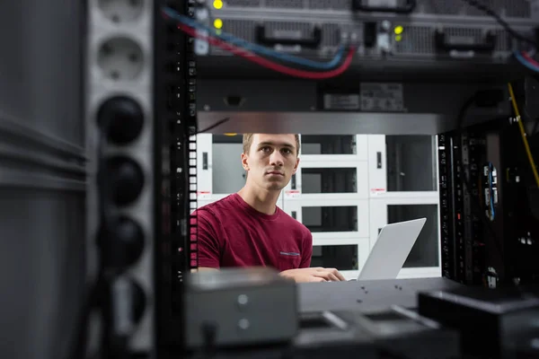 Молодой Человек Подключающий Провода Серверном Шкафу Время Работы Суперкомпьютером Дата — стоковое фото