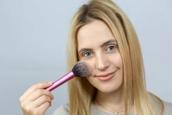 Hermosa Mujer Sosteniendo Maquillaje Cepillo Sobre Fondo Gris — Foto de Stock