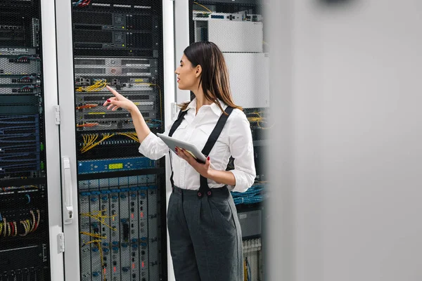 Technician Apecialist Woman Using Laptop While Analyzing Server Server Room — Stock Photo, Image