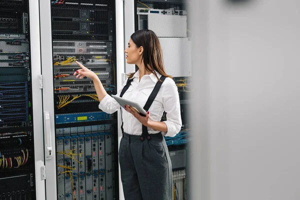 Tecnico Apecialista Donna Utilizzando Computer Portatile Durante Analisi Del Server — Foto Stock