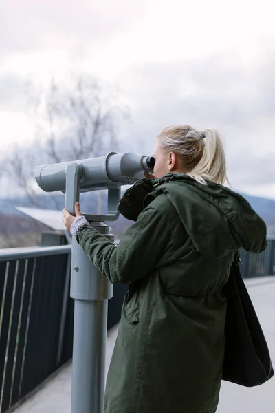 Jovem Mulher Olhando Através Binóculos Turismo — Fotografia de Stock