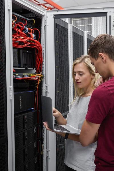 Dois Engenheiros Data Center Sala Servidor — Fotografia de Stock