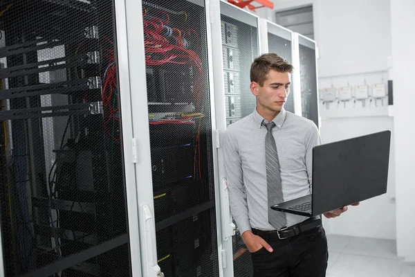 Jovem Conectando Fios Gabinete Servidor Enquanto Trabalhava Com Supercomputador Data — Fotografia de Stock